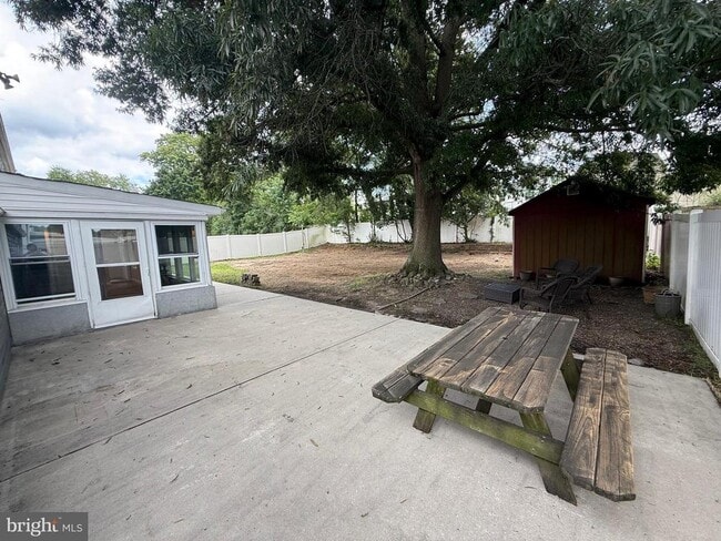 Building Photo - 417 Greenview Dr