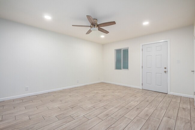 Building Photo - 5107 N 28th Dr