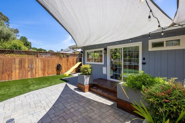 Building Photo - Beautiful Duplex In Highly Desirable San Rafael!
