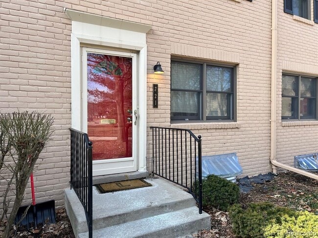 Building Photo - 721 N Eton St