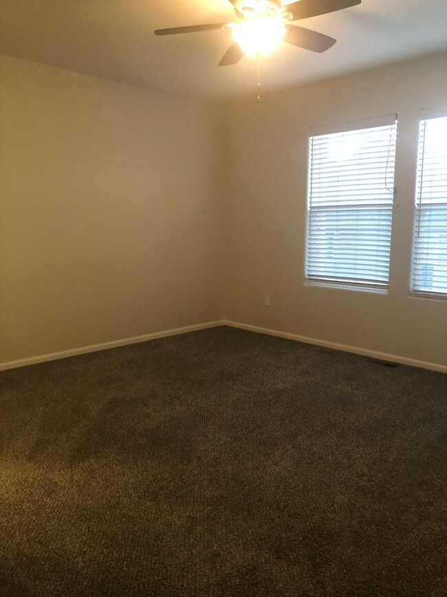 Building Photo - Well Maintained 2 Bed 3 Bath 2 Car Two-sto...