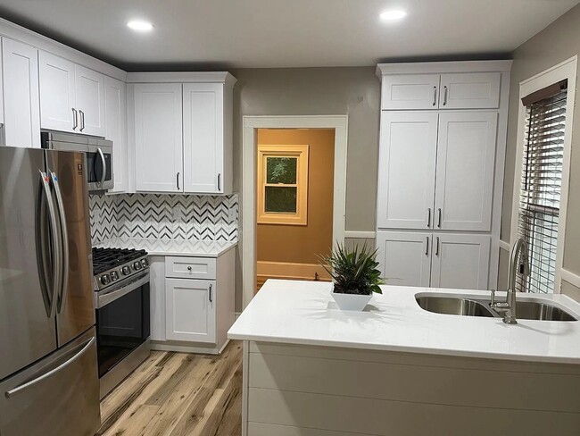 Building Photo - 946 Sigsbee St SE