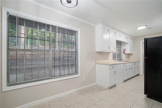 Building Photo - 2243 7 Oaks Cir