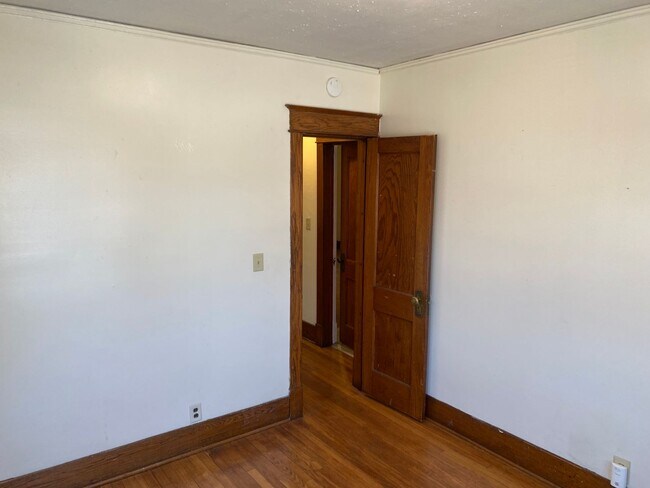 Building Photo - 827-833 Goodhue