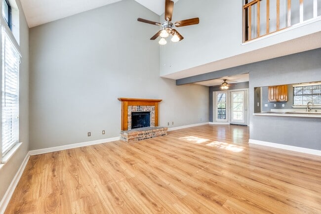 Building Photo - 1925 Parkside Dr