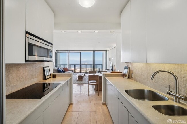 Building Photo - 999 Green St