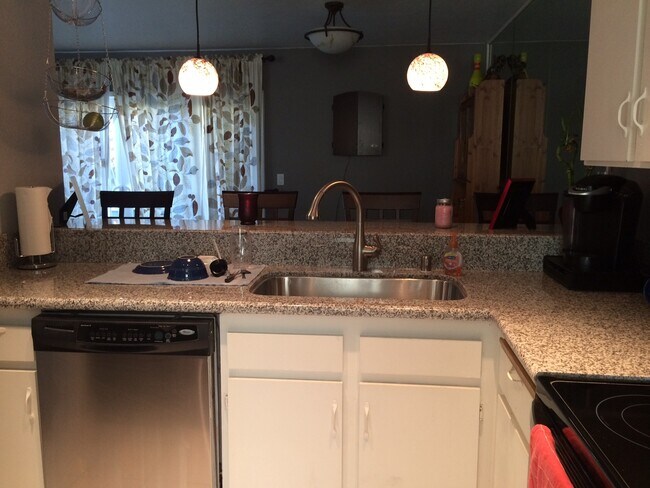 Building Photo - Upgraded End-Unit Townhome