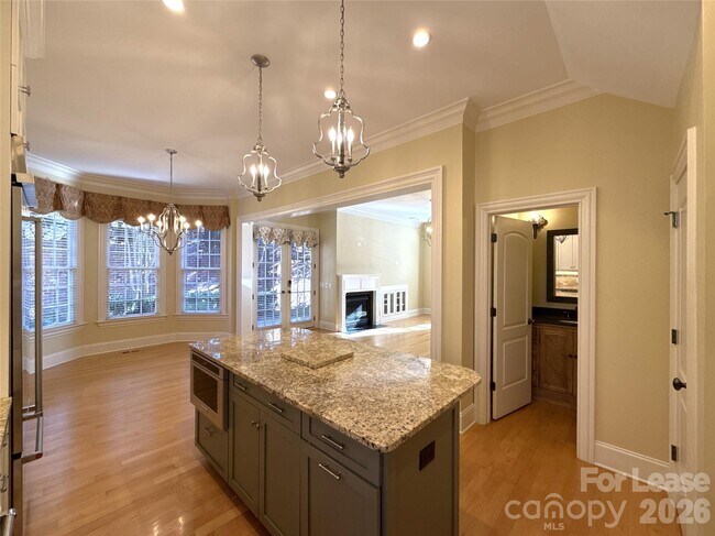 Building Photo - 1109 S Kings Dr