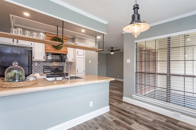 Building Photo - 16301 Ledgemont Ln