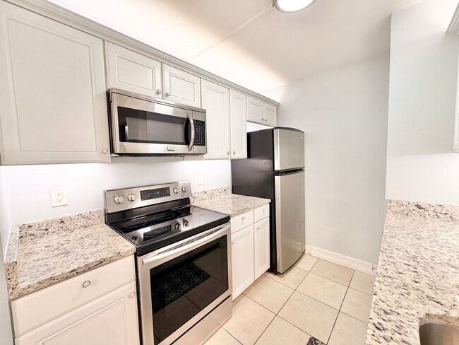 Building Photo - 150 Santa Clara Dr