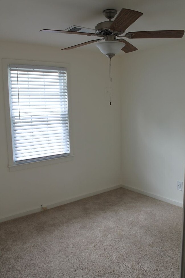 Building Photo - 2 Bedroom 1 Bath Apartment in Shandon (Dup...