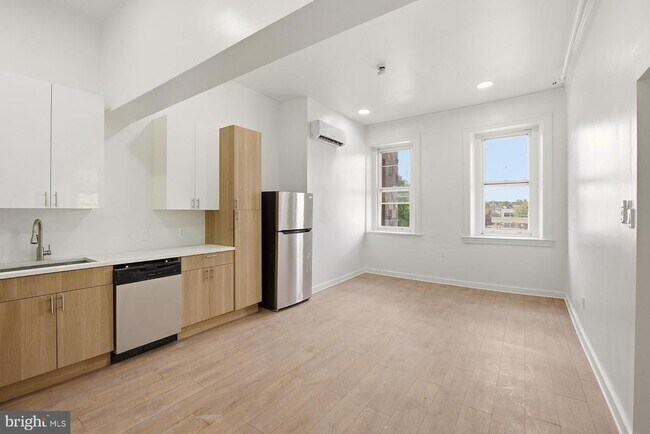 Building Photo - 6012 Ridge Ave