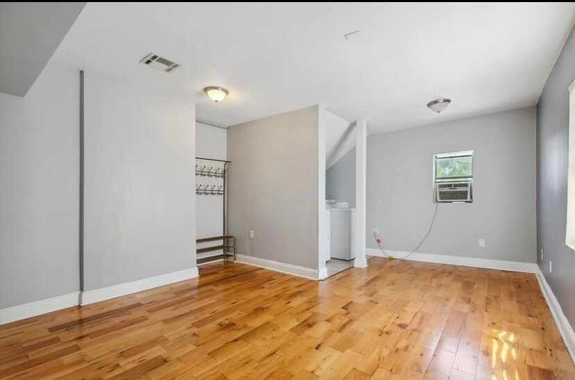 Bedroom - 2135 Mirabeau Ave