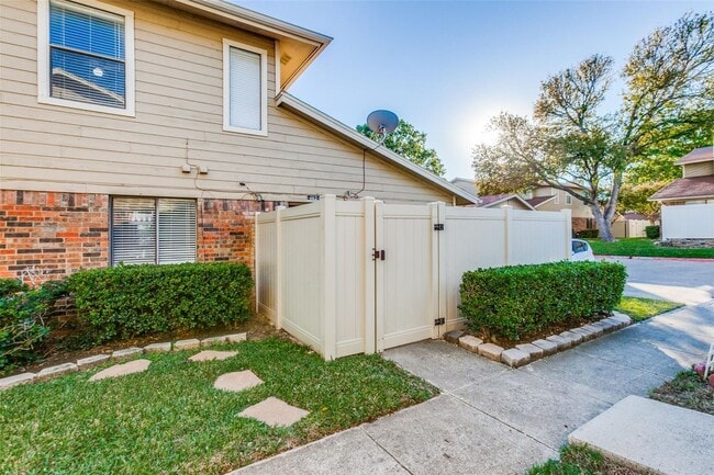 Building Photo - Newly Renovated Two Bedroom Condo in Carrollton!