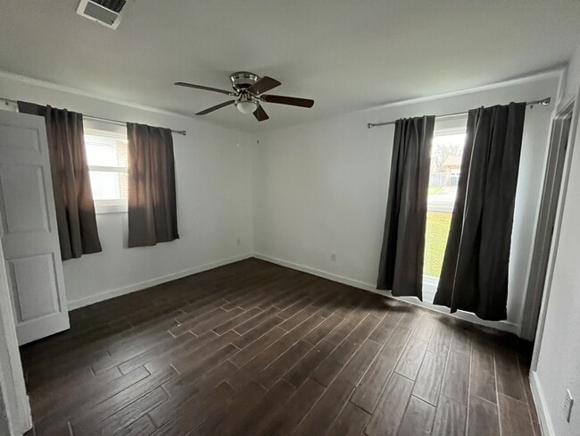 Building Photo - 1604 Parkview Ln