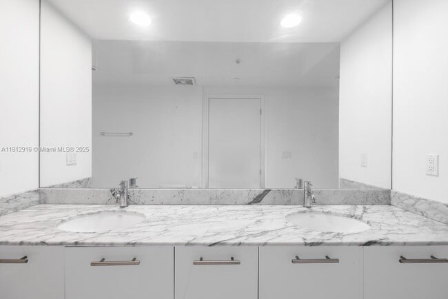 Building Photo - 500 Brickell Ave