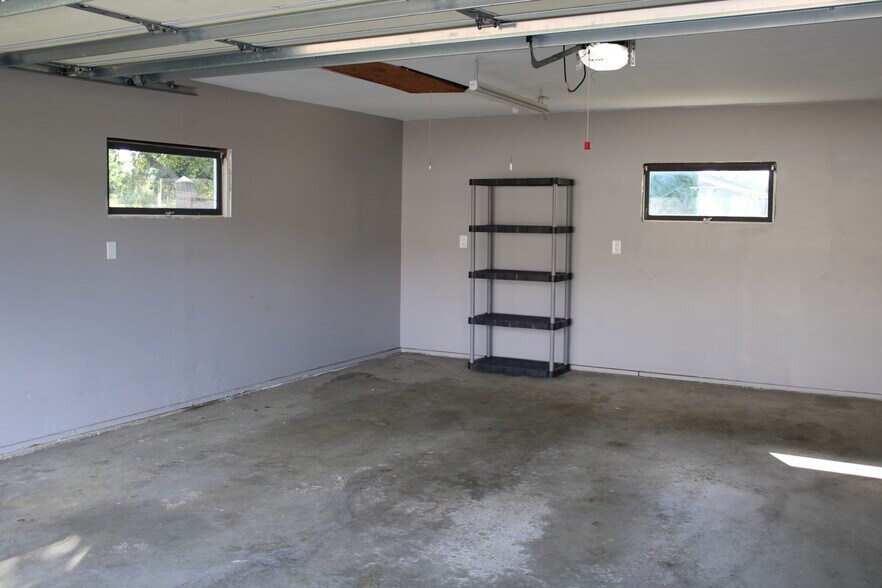 garage - 3991 Whiting Ln NE