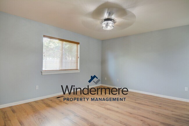 Building Photo - Modern 4 bed 2.5 Bath Home