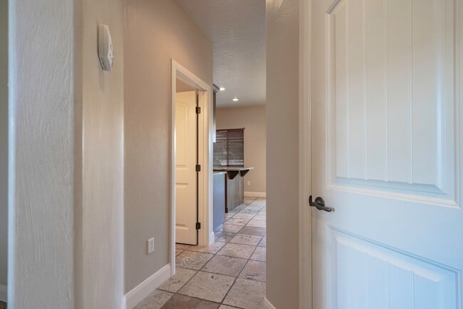 Building Photo - Upgraded 3 Bedroom Townhome in Desirable Southgate Community