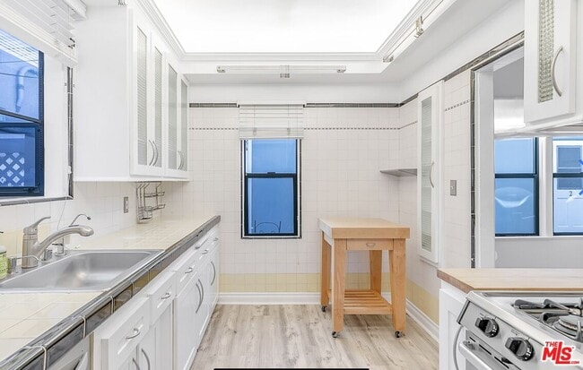 Building Photo - 1125 1/2 Glenville Dr