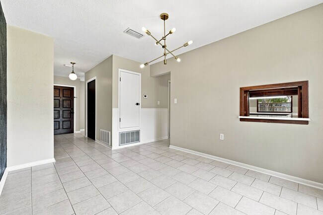 Building Photo - 1510 Royal Palm Dr