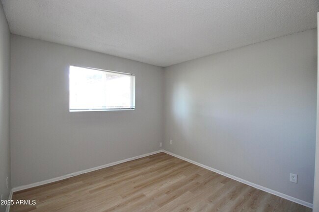 Building Photo - 537 E Laguna Dr