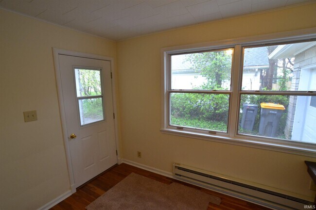 Building Photo - 830 S Woodlawn Ave