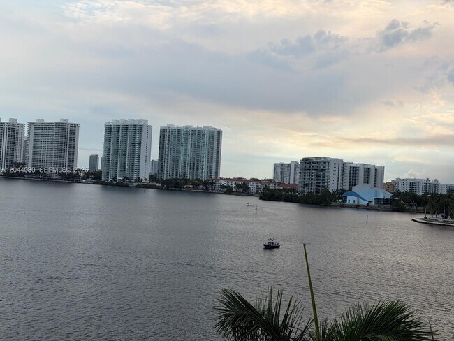 Building Photo - 3600 Mystic Pointe Dr