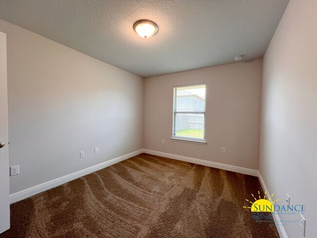 Building Photo - Modern 3 Bedroom Home with Community pool!