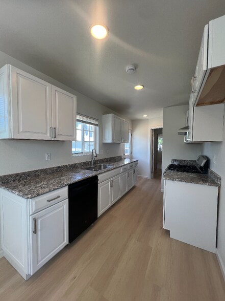 Building Photo - 205 S Flower Ave