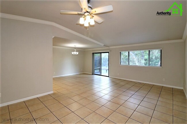 Building Photo - 866 Spaniel Dr