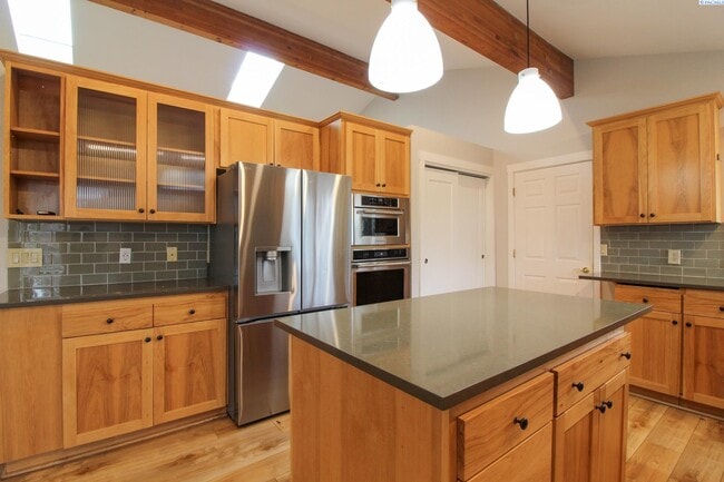 Building Photo - 5 Bed/3 Bath + an Office/Bonus Room House