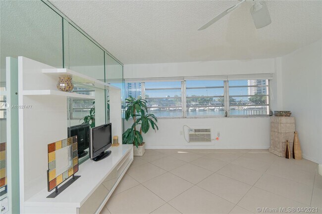 Building Photo - 220 Kings Point Dr