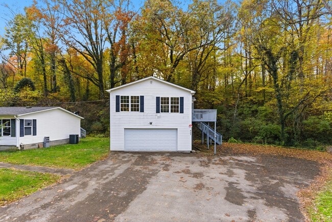 Primary Photo - 923 McCubbins Rd