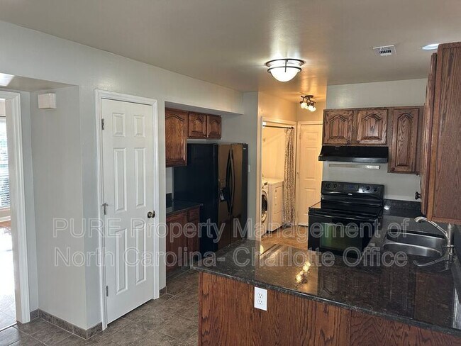 Building Photo - 12115 Landing Green Dr