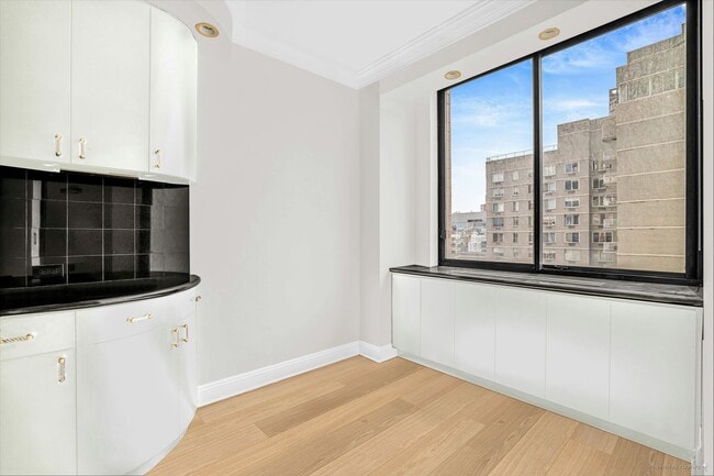Building Photo - 200-210 E 65th St