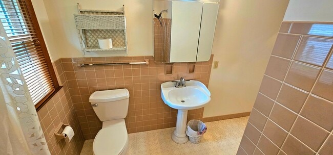 Building Photo - Welcome to this charming 2 bedroom, 1 bath...