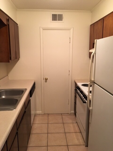 Building Photo - 2 Bedroom Apartment - Close to VSU!