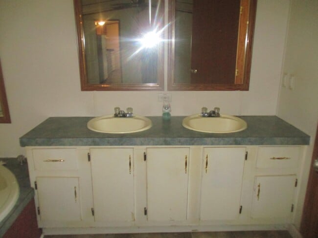 Building Photo - 40 Yoakum Cir