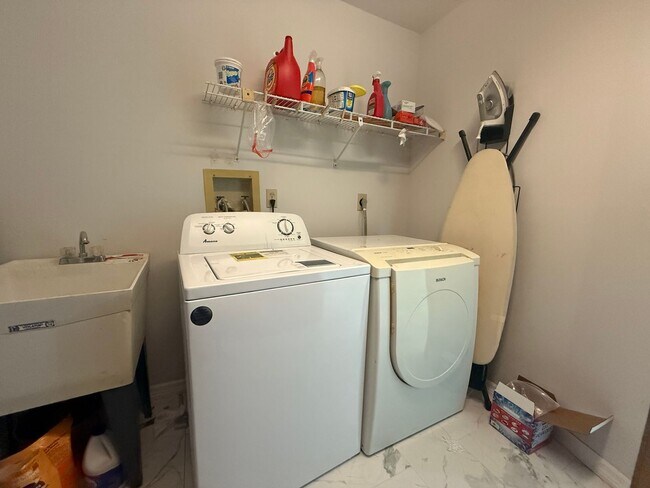Building Photo - Beautiful 3 bedroom 2.5 bathroom pool home
