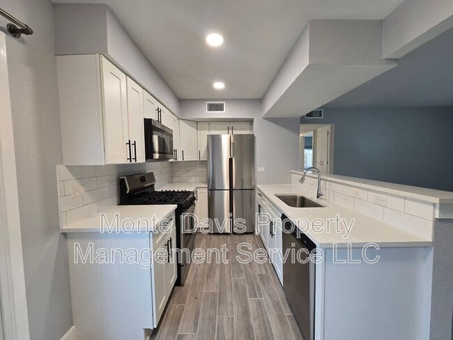 Building Photo - 2504 Manor Cir