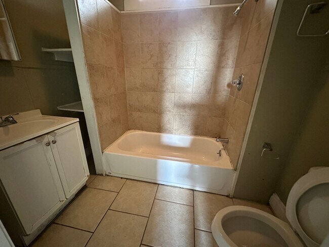 Building Photo - 3 bedroom, 1 bathroom Home NOW AVAILABLE!