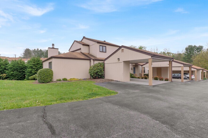 Building Photo - 1060 Pebble Dr