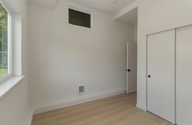 Building Photo - 5655 31st Ave SW