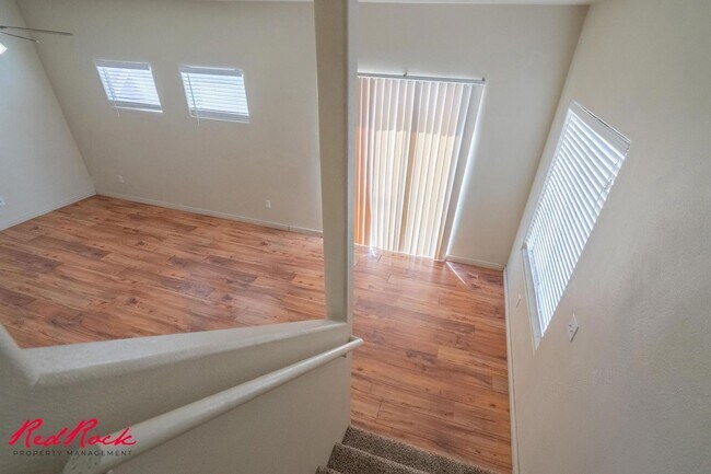 Building Photo - Fresh Carpet! Spacious 5-Bedroom Townhome