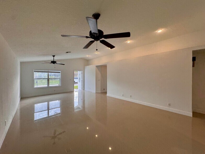 Building Photo - 1132 Hatteras Cir