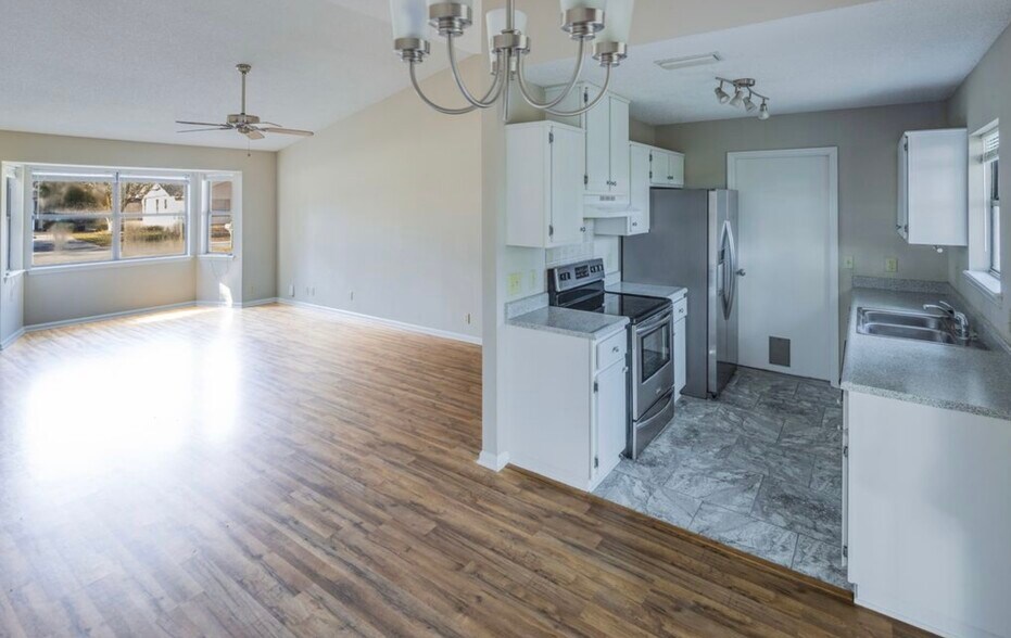 Building Photo - 105 Pinedale Dr