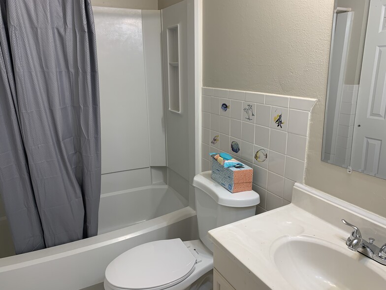 2nd bathroom - 5928 36th Ave Cir W