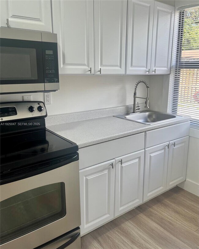 Building Photo - 842 Himmarshee St