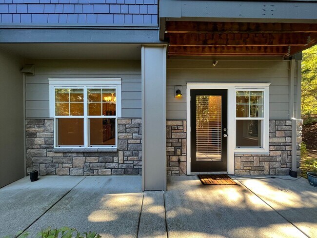 Building Photo - Private Ground Floor 1 Bed 1 Bath Hillsbor...